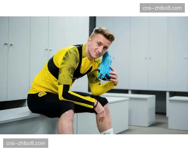 更衣室瞬间：老将罗伊斯在赛前为多特蒙德年轻队员讲解对手跑位习惯